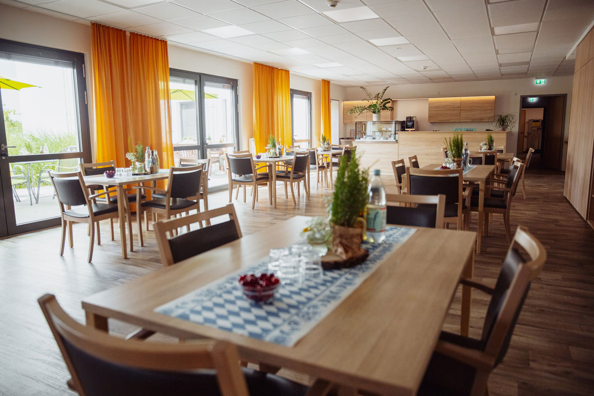 Liebevoll gedeckter Tische im großen Speisesaal