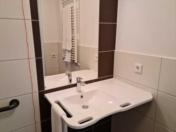 Waschbecken im Zimmer des Dietrich-Bonhoeffer Seniorenzentrums